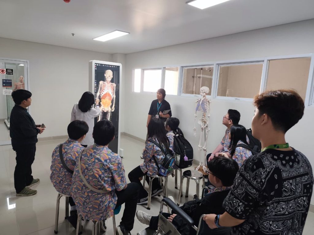 Siswa SMA mencoba teknologi Virtual Anatomy Table di Fakultas Kedokteran Universitas Kristen Petra (UK Petra) saat acara Petra Parade.