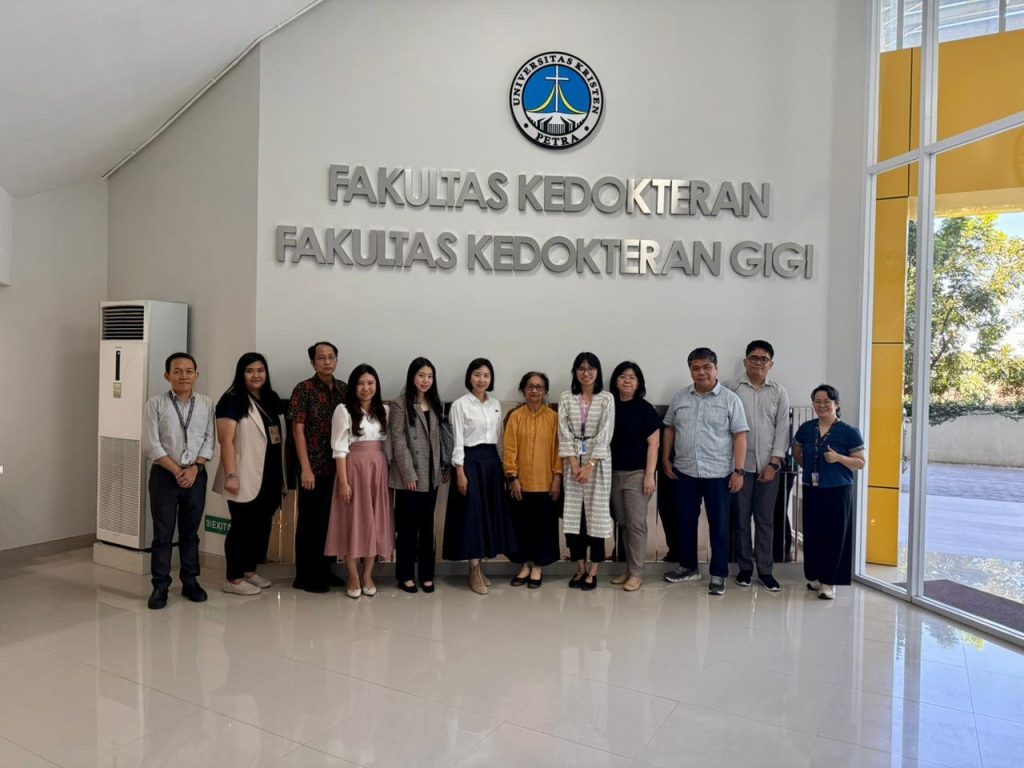 Jane Tahir bersama tim meninjau fasilitas Virtual Anatomy Table di Program Studi Kedokteran Universitas Kristen Petra (UK Petra).