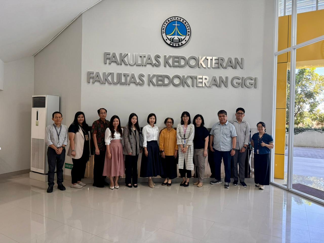 Jane Tahir bersama tim meninjau fasilitas Virtual Anatomy Table di Program Studi Kedokteran Universitas Kristen Petra (UK Petra).