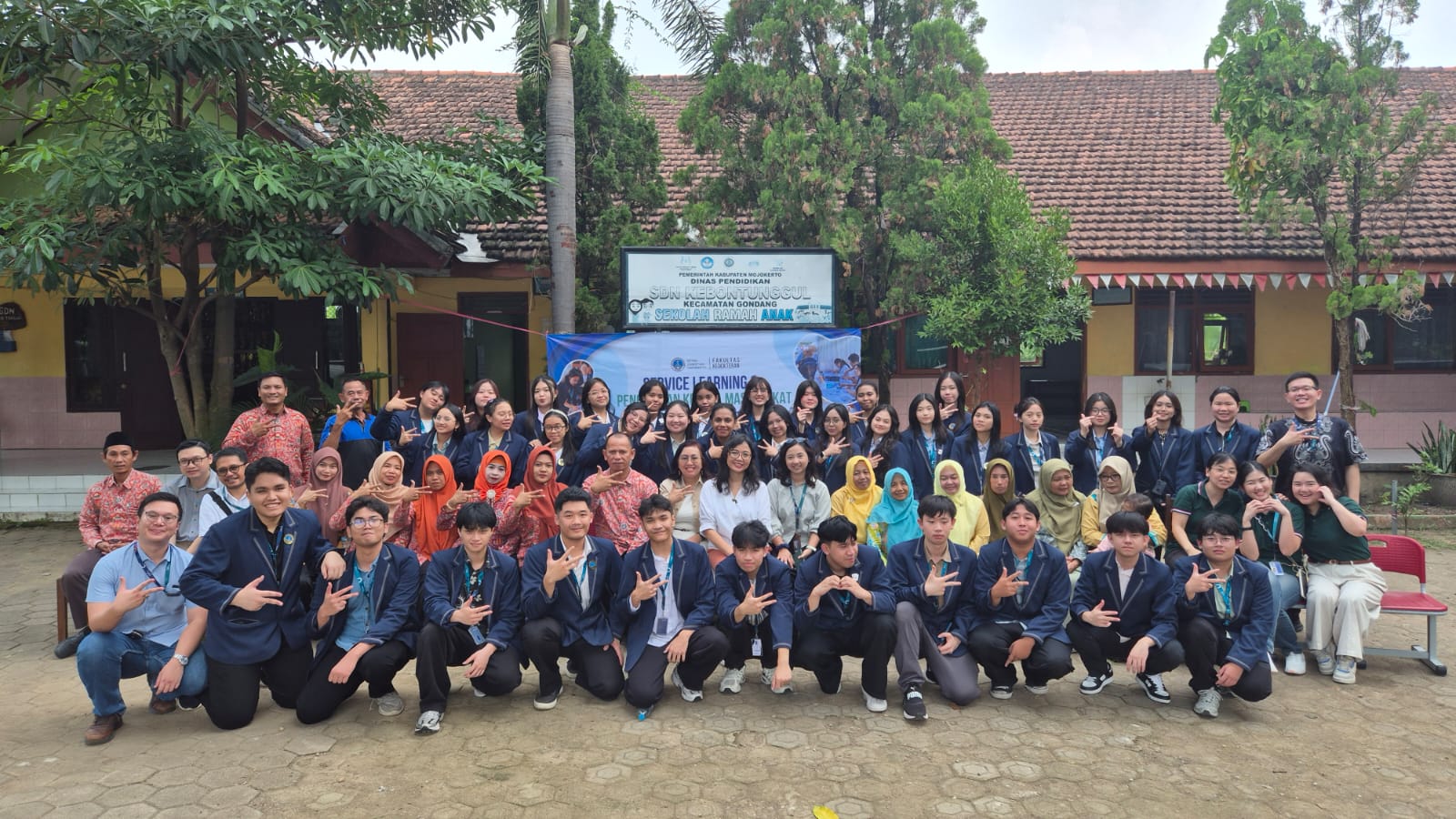 Mahasiswa semester 2 FK UK Petra memberikan edukasi interaktif tentang pencegahan kekerasan kepada siswa SD Negeri Kebontunggul Mojokerto.