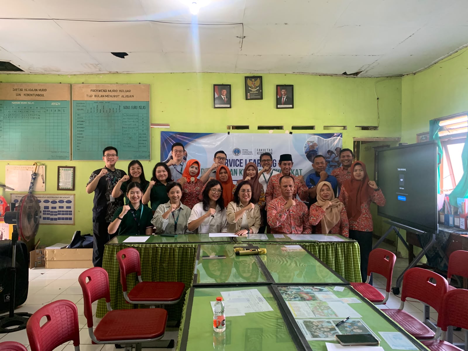 Dosen Fakultas Kedokteran UK Petra memberikan pelatihan P3K dan sosialisasi pencegahan kekerasan anak kepada para guru di Mojokerto.